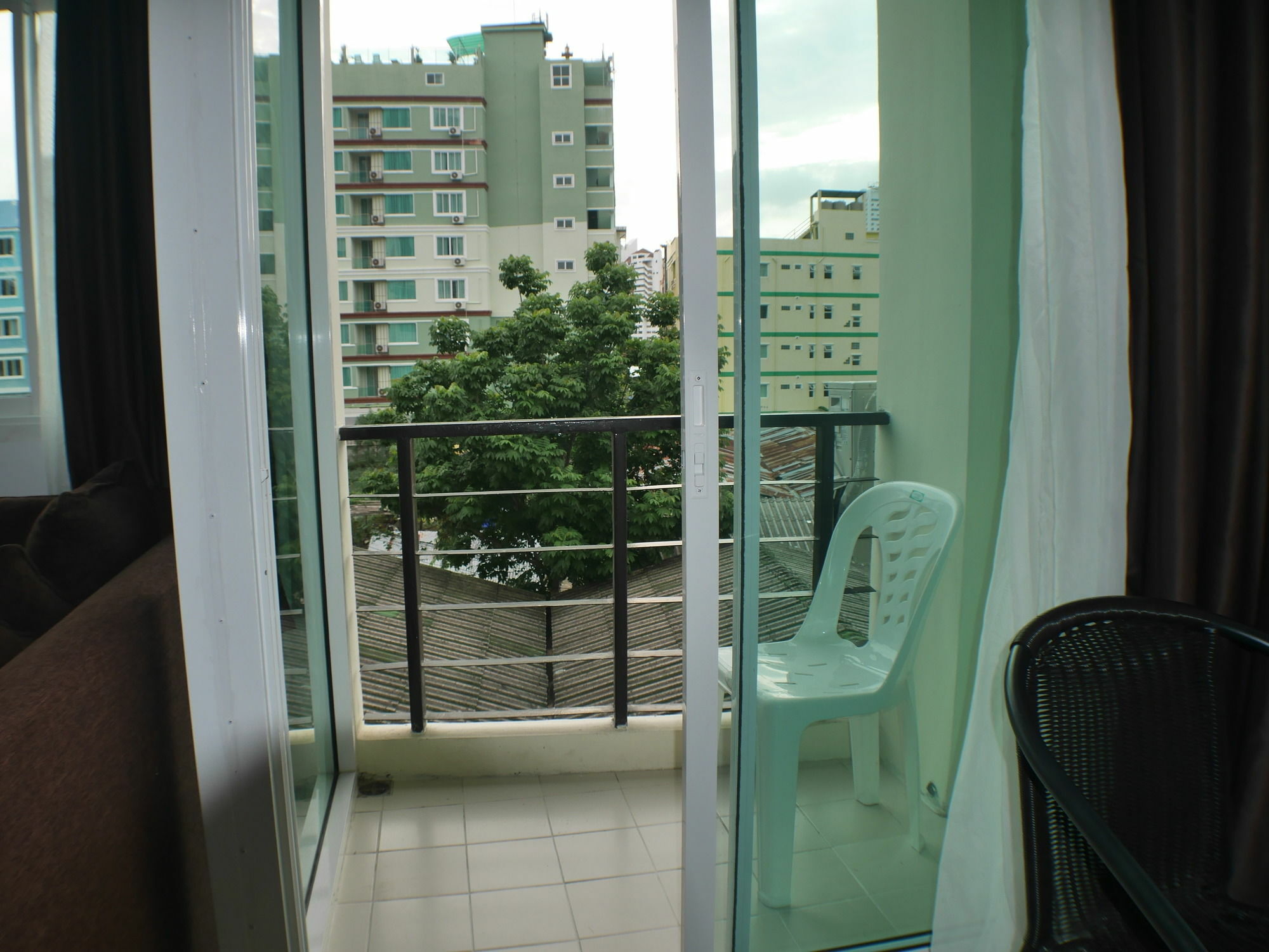 Darisa Apartment Service Patong Eksteriør bilde